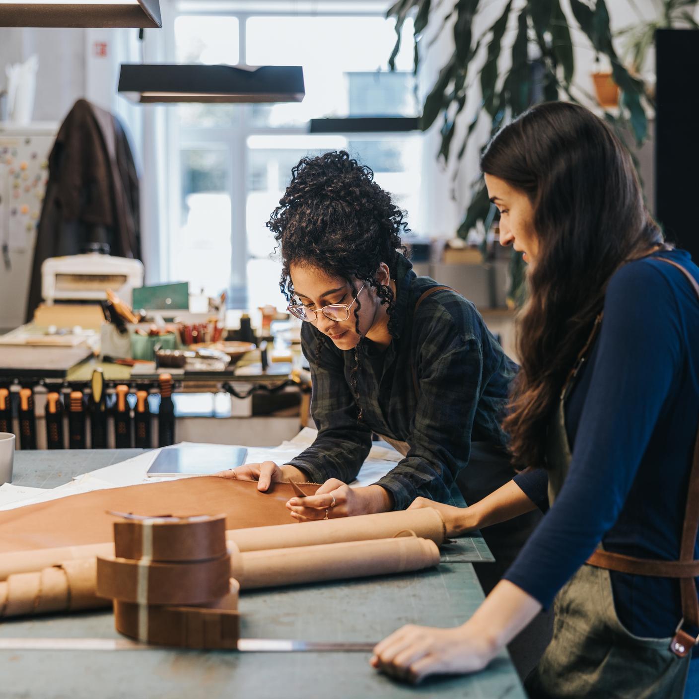 Japanische und lateinamerikanische Designer bei einem Workshop für abfallfreie Lederverarbeitung