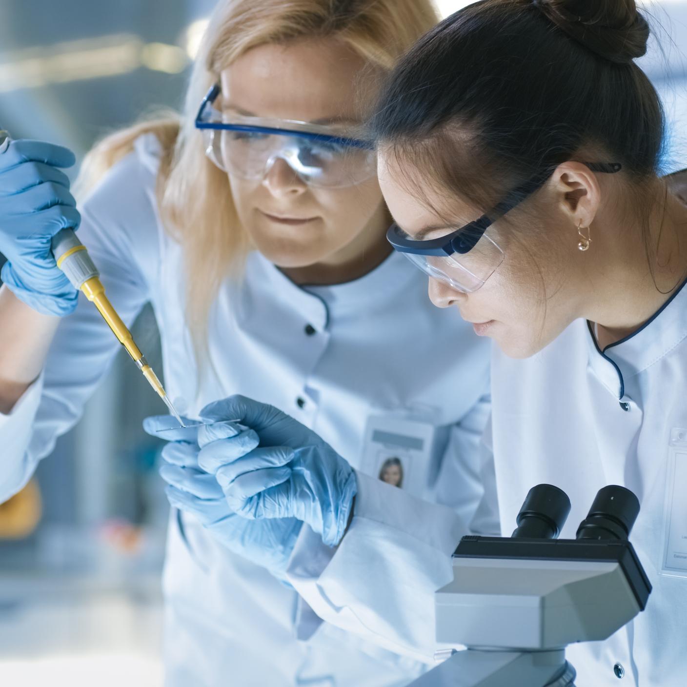 IVDR-Regelungsupdates - Wissenschaftler in der medizinischen Forschung in einem Labor