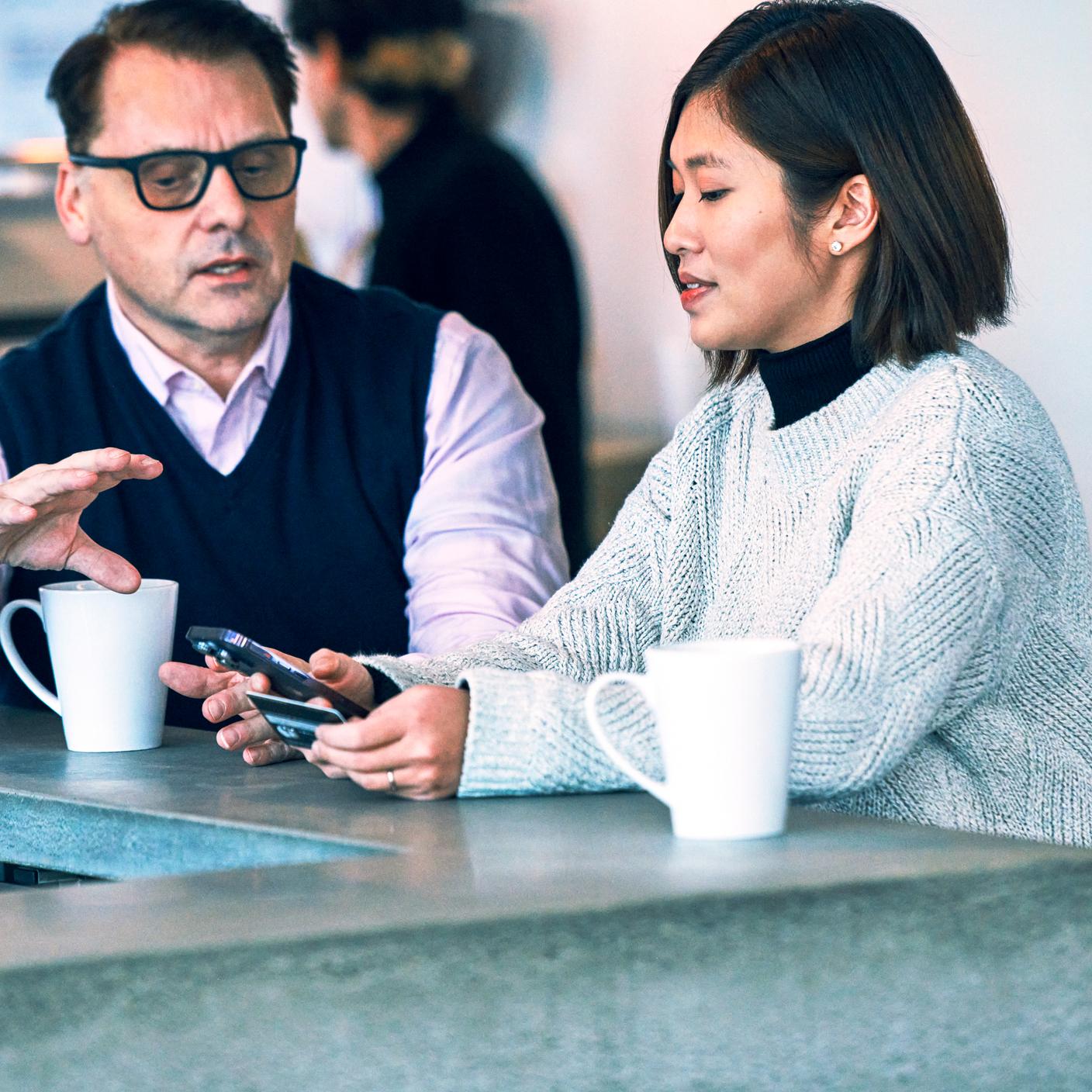 BSI-Kollegin erklärt App, während Frau Test durchführt