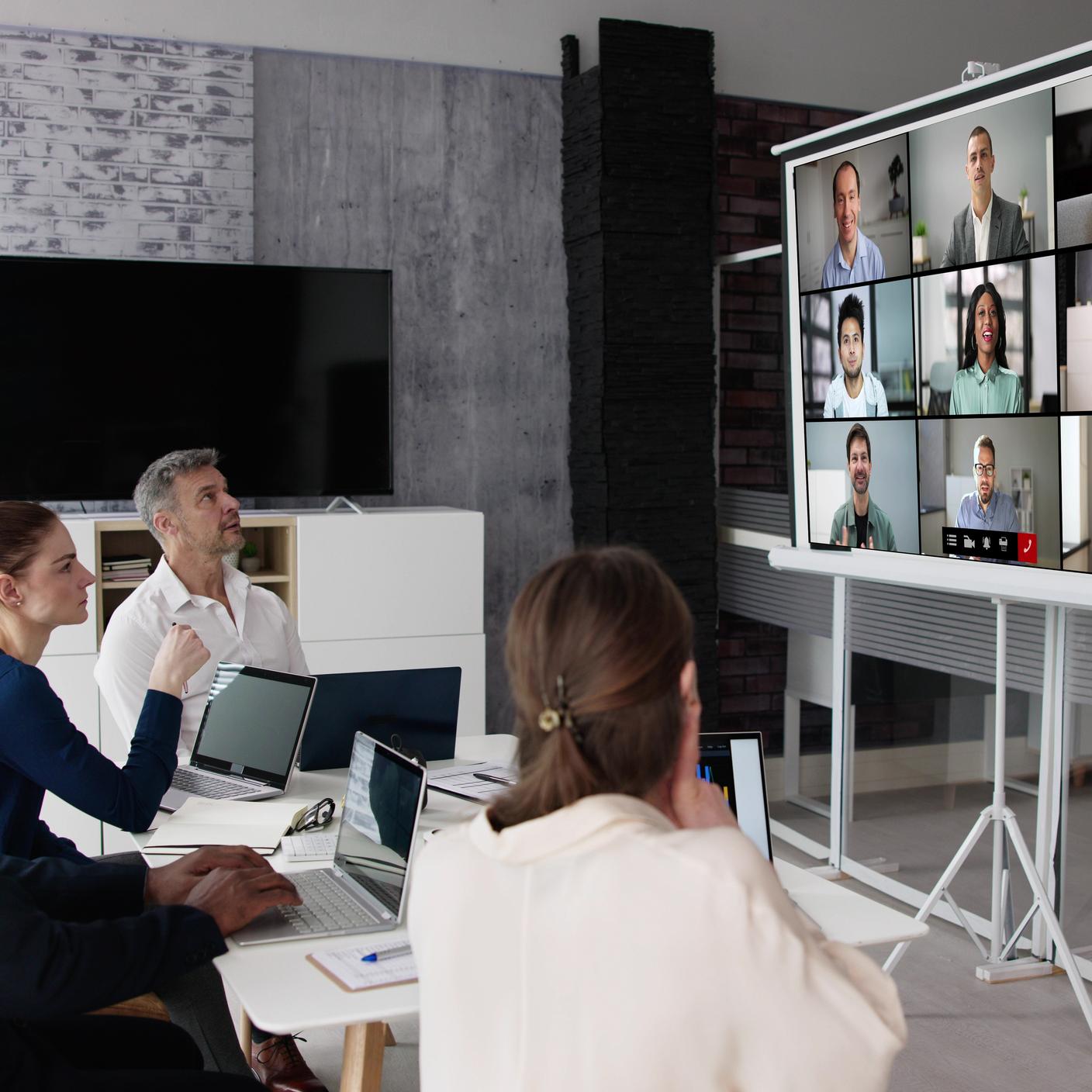 Videoconferencia en la sala de la oficina