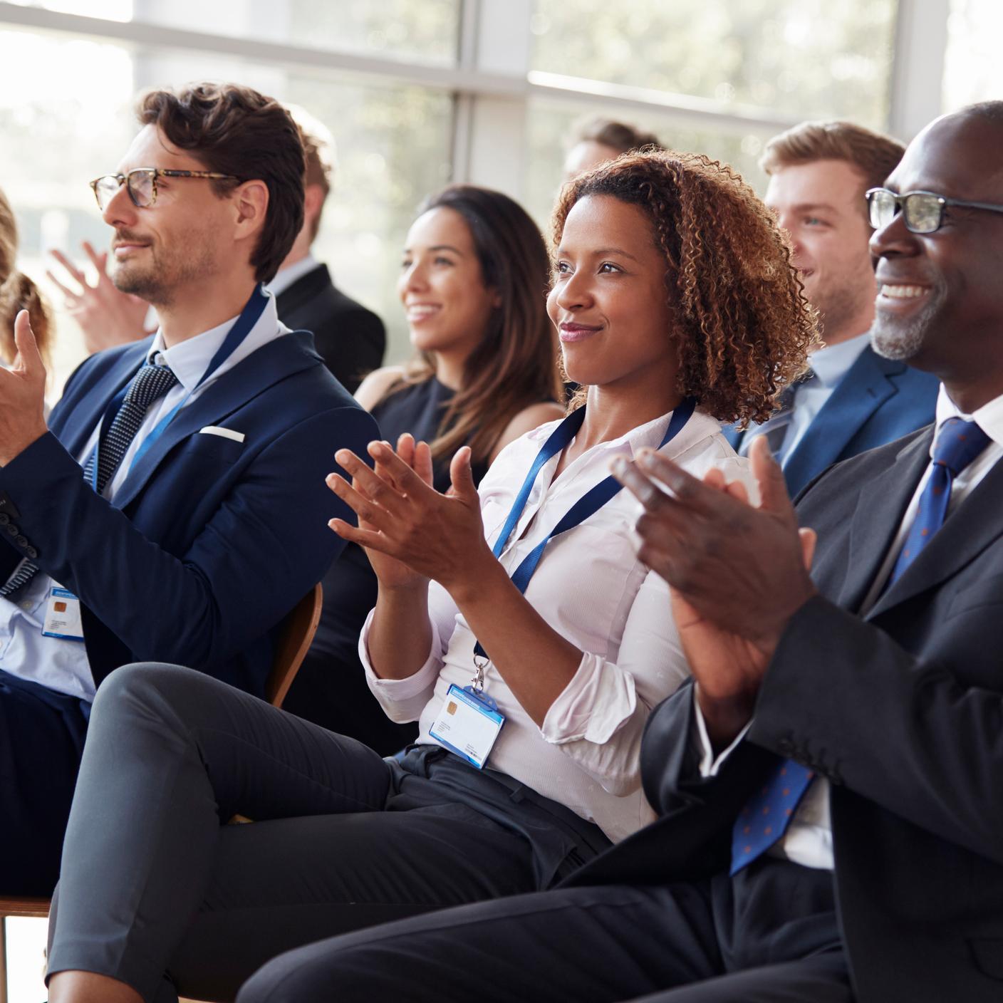 Gebühren für Konformitätsbewertungsaktivitäten IVDR (EUR) - Beifall des Publikums bei einem Wirtschaftsseminar