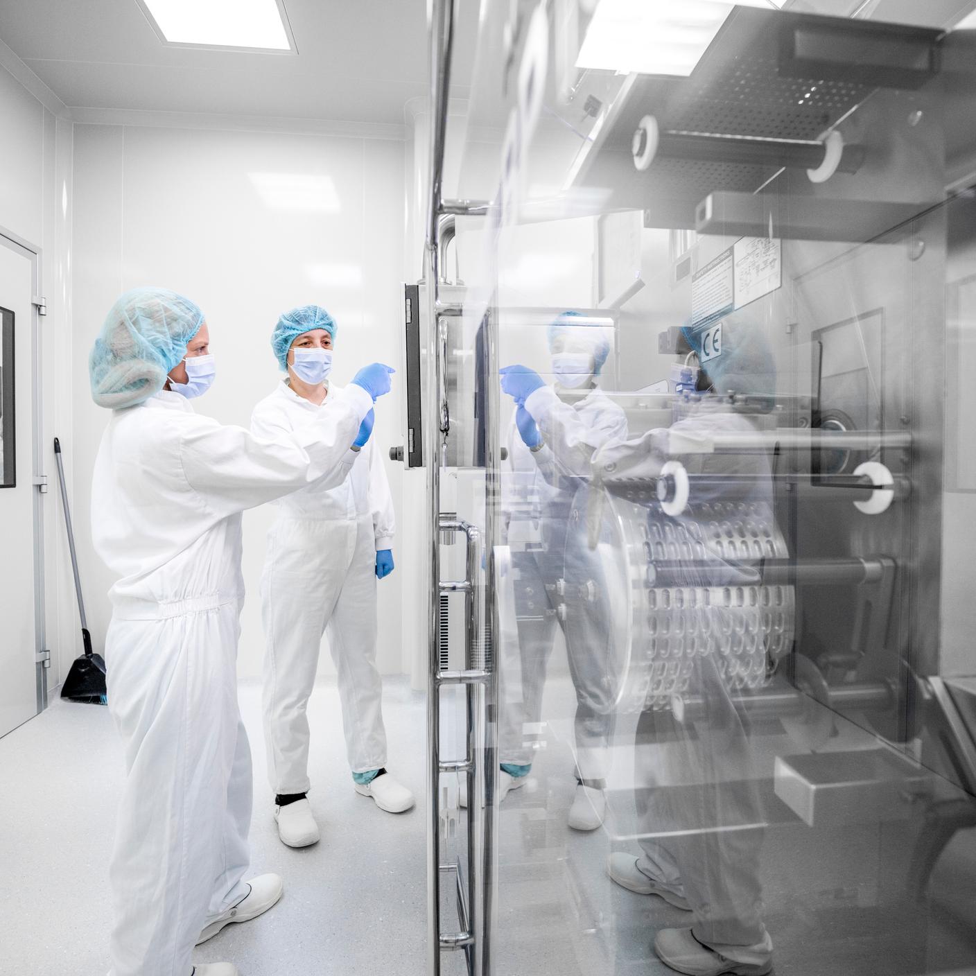 Odzież ochronna dla pracowników w laboratorium farmaceutycznym