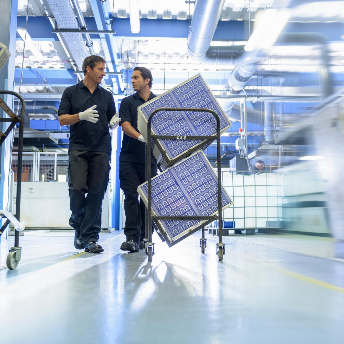 Des travailleurs dans une usine de fabrication de circuits imprimés