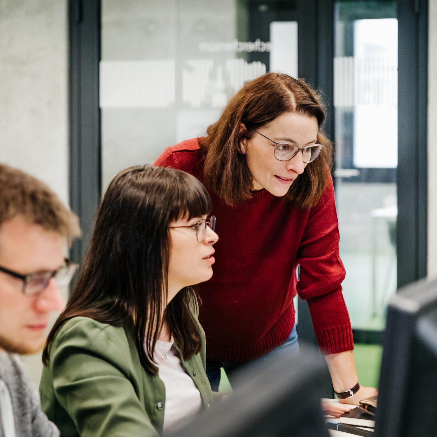 Un enseignant aide un élève avec son travail informatique