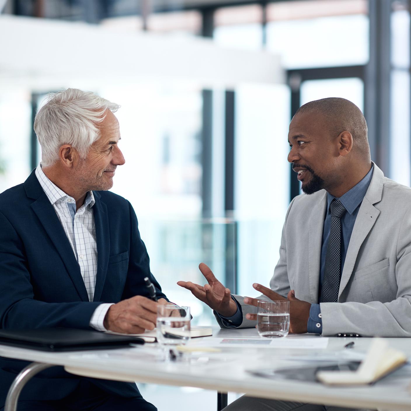 Professionnels de la gestion dans un bureau