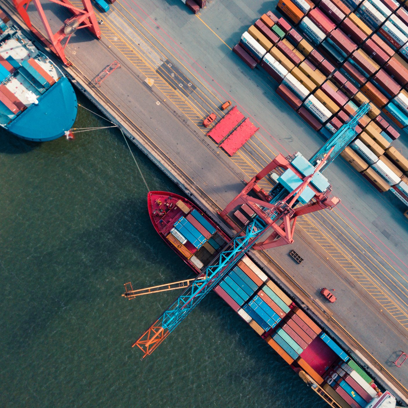 Vista aérea de la terminal de contenedores de carga en el puerto de Hamburgo.