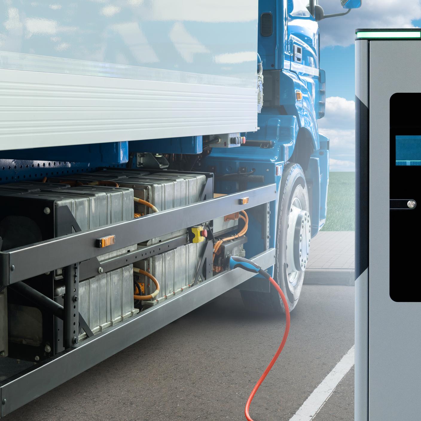 Şarj istasyonundan şarj edilen elektrikli kamyon bataryaları