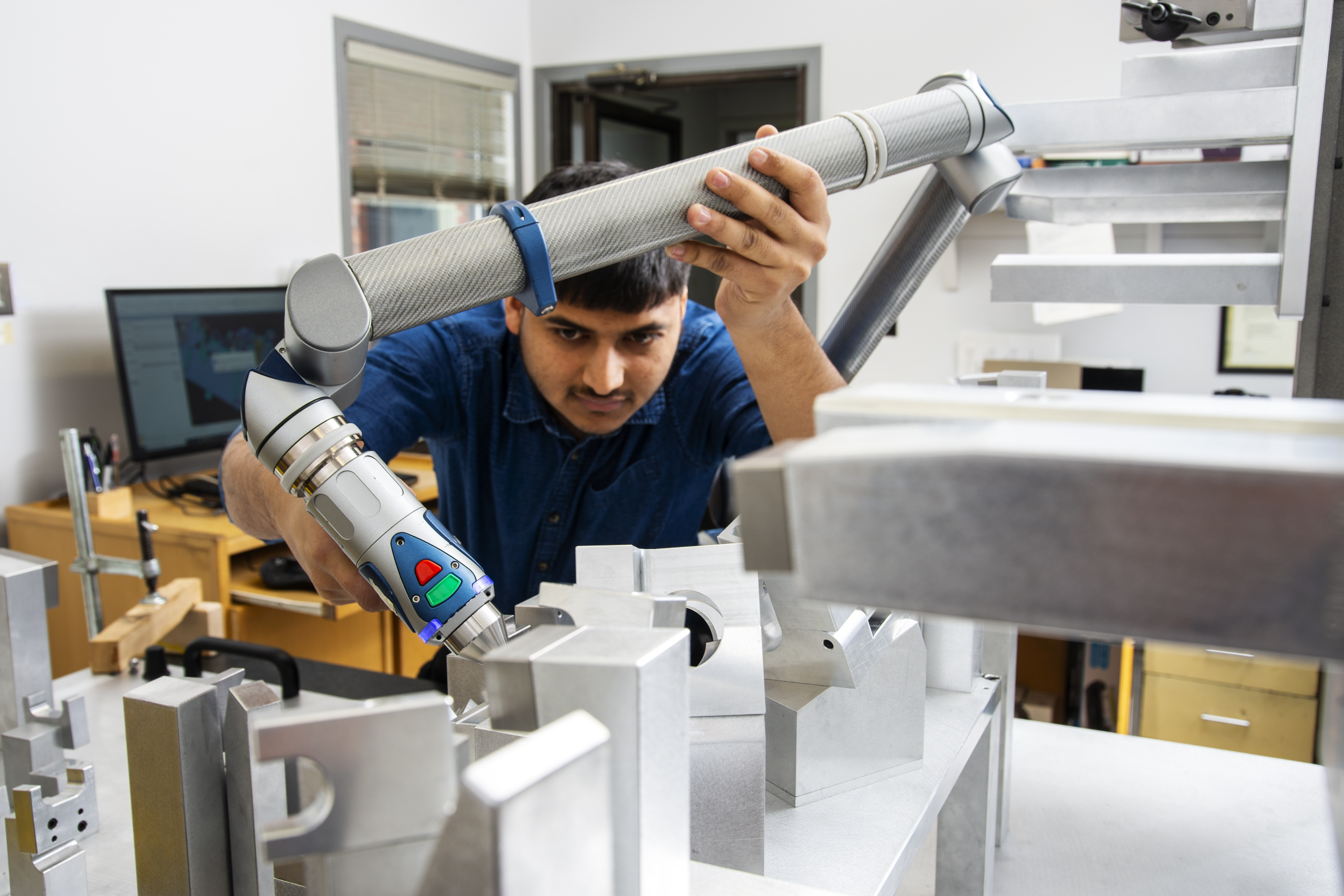 Ingenieure arbeiten an einem Flugzeug